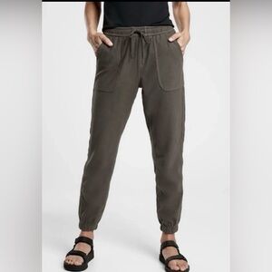 Athleta Women’s Farallon Jogger Pants In Cypress Green Size 10
